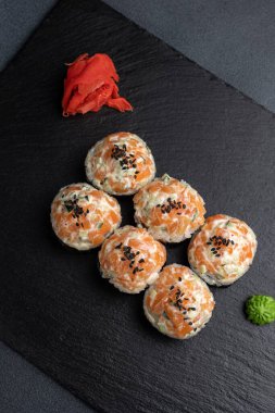 Japon mutfağı. Somonlu lezzetli börekler.