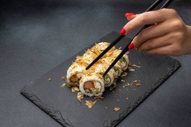 Japon mutfağı. Somonlu lezzetli börekler.