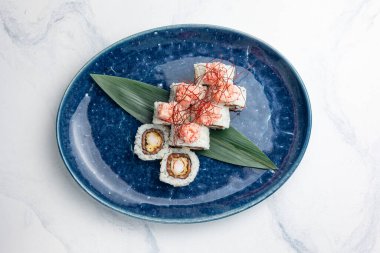 Japon mutfağı. Somon ve yengeçli lezzetli Rolls Royce