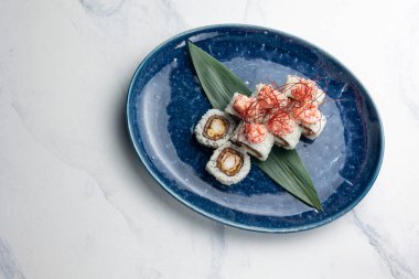 Japon mutfağı. Somon ve yengeçli lezzetli Rolls Royce