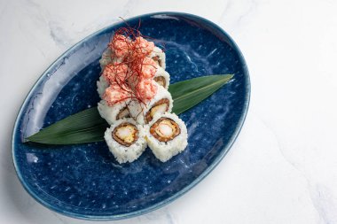 Japon mutfağı. Somon ve yengeçli lezzetli Rolls Royce