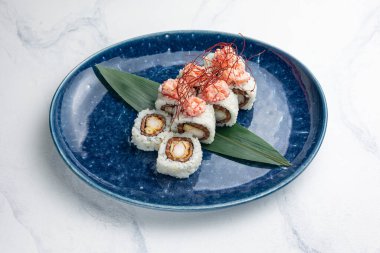 Japon mutfağı. Somon ve yengeçli lezzetli Rolls Royce