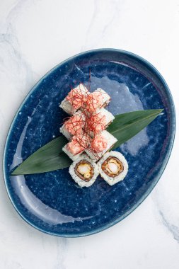 Japon mutfağı. Somon ve yengeçli lezzetli Rolls Royce