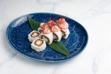 Japon mutfağı. Somon ve yengeçli lezzetli Rolls Royce