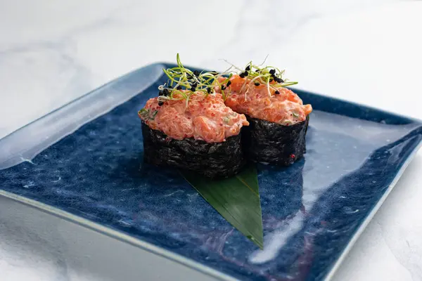 Japon mutfağı. Mavi tabakta Gunkan