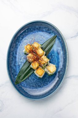 Japon mutfağı. Somon ve peynirli leziz Rolls Royce.