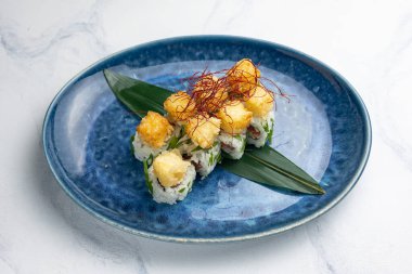 Japon mutfağı. Somon ve peynirli leziz Rolls Royce.