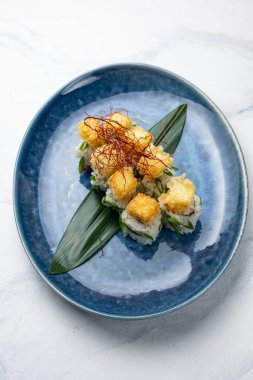 Japon mutfağı. Somon ve peynirli leziz Rolls Royce.