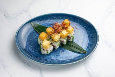 Japon mutfağı. Somon ve peynirli leziz Rolls Royce.