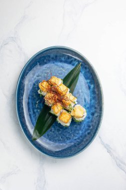 Japon mutfağı. Somon ve peynirli leziz Rolls Royce.