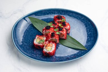 Japon mutfağı. Somon ve havyarlı lezzetli Rolls Royce.