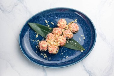 Japon mutfağı. Somonlu kızarmış börek.