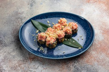 Japon mutfağı. Somonlu kızarmış börek.