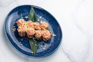 Japon mutfağı. Somonlu kızarmış börek.