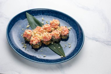 Japon mutfağı. Somonlu kızarmış börek.