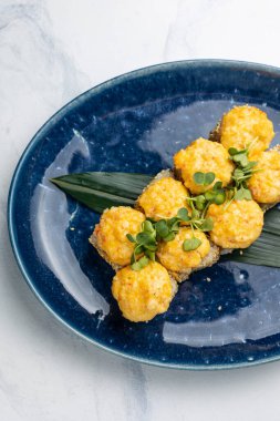 Japon mutfağı. Somonlu kızarmış börek.