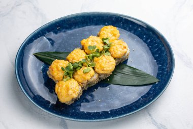 Japon mutfağı. Somonlu kızarmış börek.