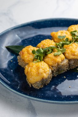 Japon mutfağı. Somonlu kızarmış börek.