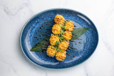 Japon mutfağı. Somonlu kızarmış börek.