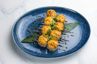 Japon mutfağı. Somonlu kızarmış börek.