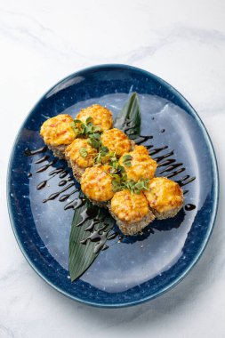 Japon mutfağı. Somonlu kızarmış börek.