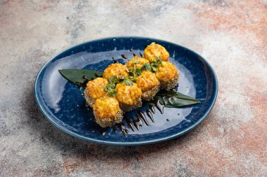 Japon mutfağı. Somonlu kızarmış börek.