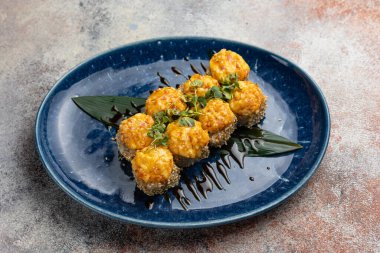 Japon mutfağı. Somonlu kızarmış börek.