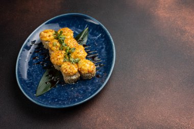 Japon mutfağı. Somonlu kızarmış börek.