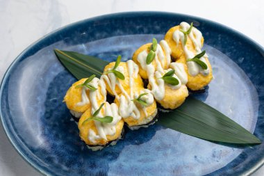 Japon mutfağı. Somonlu kızarmış börek.