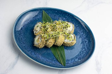 Japon mutfağı. Somonlu kızarmış börek.