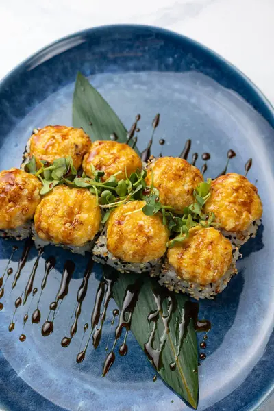 Japon mutfağı. Somonlu kızarmış börek.