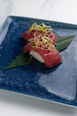 Japon mutfağı. Ton balıklı lezzetli suşi.