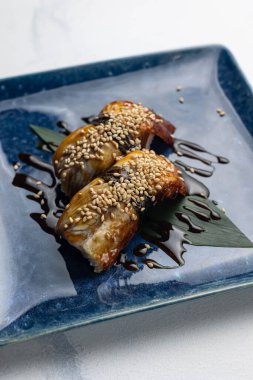 Japon mutfağı. Yılanbalıklı lezzetli suşi.