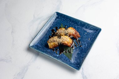 Japon mutfağı. Yılanbalıklı lezzetli suşi.