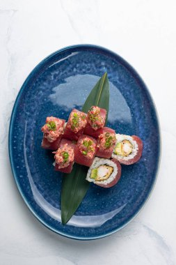 Japon mutfağı. Ton balığı ve avokado ile nefis rulo.