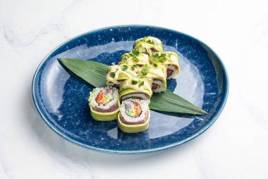 Japon mutfağı. Ton balığı ve avokado ile nefis rulo.