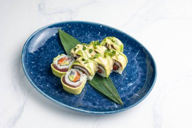 Japon mutfağı. Ton balığı ve avokado ile nefis rulo.