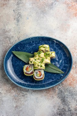 Japon mutfağı. Ton balığı ve avokado ile nefis rulo.