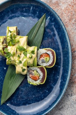 Japon mutfağı. Ton balığı ve avokado ile nefis rulo.