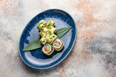 Japon mutfağı. Ton balığı ve avokado ile nefis rulo.