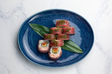Japon mutfağı. Ton balığı ve avokado ile nefis rulo.