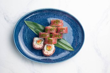 Japon mutfağı. Ton balığı ve avokado ile nefis rulo.