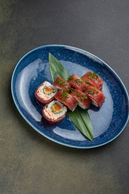 Japon mutfağı. Ton balığı ve avokado ile nefis rulo.