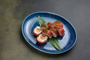 Japon mutfağı. Ton balığı ve avokado ile nefis rulo.