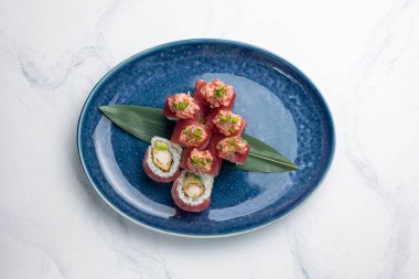 Japon mutfağı. Ton balığı ve avokado ile nefis rulo.