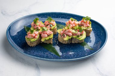 Japon mutfağı. Suşi, ton balığı ve avokado ile yuvarlanır.