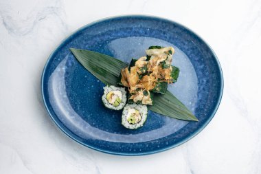 Japon mutfağı. Yılanbalıklı el yapımı suşi.