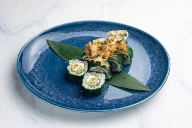 Japon mutfağı. Yılanbalıklı el yapımı suşi.