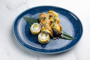 Japon mutfağı. Yılanbalıklı el yapımı suşi.