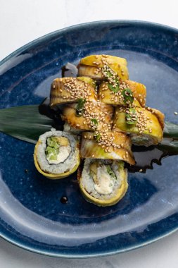 Japon mutfağı. Yılanbalıklı el yapımı suşi.